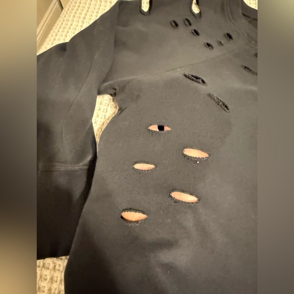 Chelsea DeBoer By Lily & Lottie Distressed Pullover Sweater Size M (#229) - Picture 6 of 11
